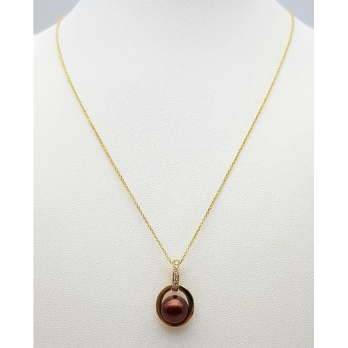 320 - A VERY ATTRACTIVE 14K YELLOW GOLD DIAMOND & COPPER CORLOR 8MM REAL PEARL PENDANT, ON 16