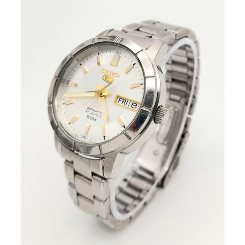 579 - A SEIKO 5 AUTOMATIC 21 JEWELS WATCH ON STAINLESS STEEL STRAP .     35mm