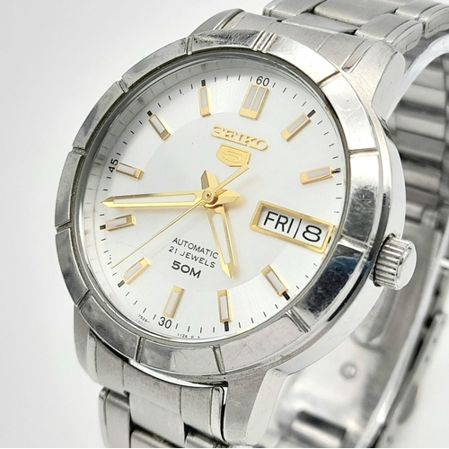 579 - A SEIKO 5 AUTOMATIC 21 JEWELS WATCH ON STAINLESS STEEL STRAP .     35mm