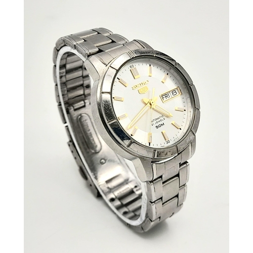 579 - A SEIKO 5 AUTOMATIC 21 JEWELS WATCH ON STAINLESS STEEL STRAP .     35mm