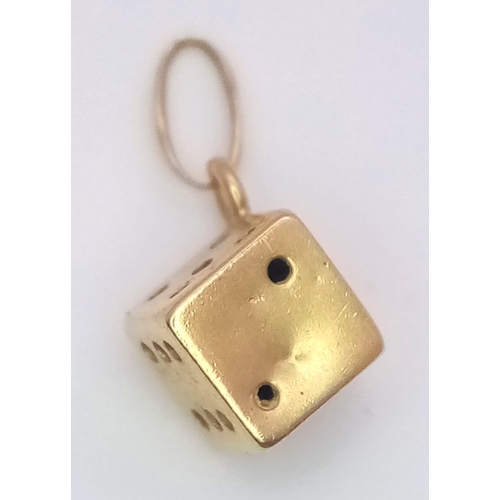 622 - 18K YELLOW GOLD DICE CHARM/PENDANT, WEIGHT 0.9G