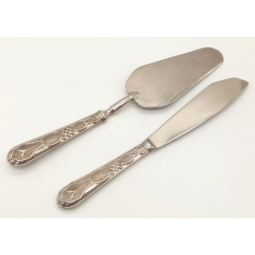 835 - A set of 800 silver knife and cake server with fabulous engravings. Total weight 231G. Total length ... 