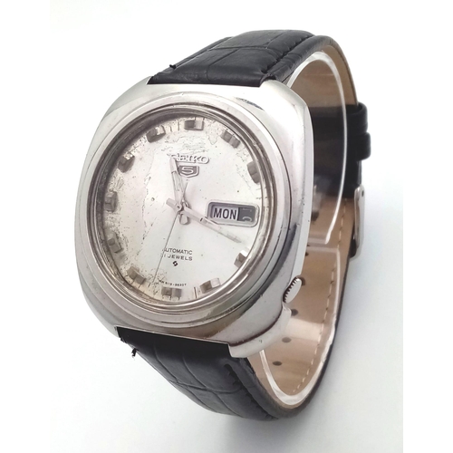 921 - A Vintage Seiko 5 Automatic Gents Watch. Black leather strap. Stainless steel case - 38mm. Silver to... 