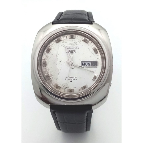 921 - A Vintage Seiko 5 Automatic Gents Watch. Black leather strap. Stainless steel case - 38mm. Silver to... 