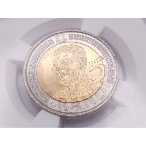 942 - A 2008 MANDELA 90th BIRTHDAY COMMEMORATIVE COIN IN PRESENTATATION CAPSULE .