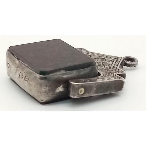 569 - An antique silver and bloodstone fob, dimensions: 33 x 26 x  8 mm, weight: 7 g.