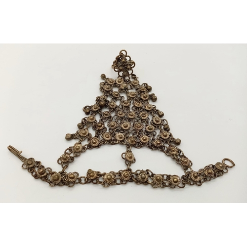 995 - An antique, Indian, Dancing Performance ring with chains. Total weight: 57 g.