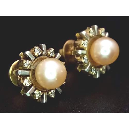 566 - A PAIR OF 18K YELLOW GOLD DIAMOND & PINK PEARL STUD EARRINGS, WEIGHT 6.4G