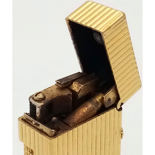 625 - A vintage, gold plated DUNHILL lighter, hight: 6. 4 cm, weight: 76 g.