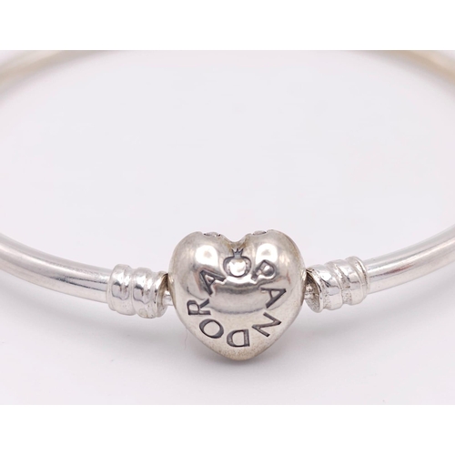 555 - A PANDORA - Moments sterling silver bangle, weight: 8.9 G.