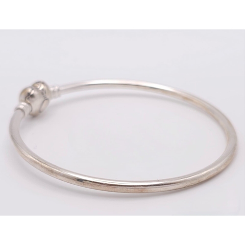 555 - A PANDORA - Moments sterling silver bangle, weight: 8.9 G.