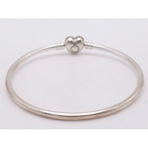 555 - A PANDORA - Moments sterling silver bangle, weight: 8.9 G.