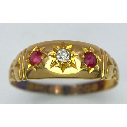 587 - AN ANTIQUE 18K YELLOW GOLD DIAMOND & RUBY TRILOGY RING, WITH OLD CUT DIAMOND CENTRE, WEIGHT 2.1G SIZ... 