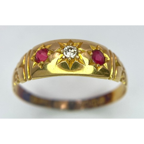 587 - AN ANTIQUE 18K YELLOW GOLD DIAMOND & RUBY TRILOGY RING, WITH OLD CUT DIAMOND CENTRE, WEIGHT 2.1G SIZ... 