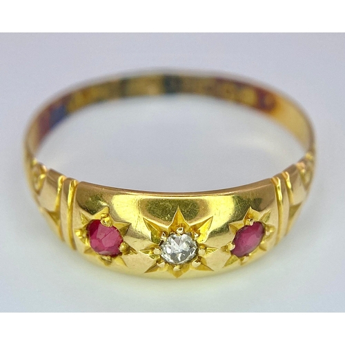 587 - AN ANTIQUE 18K YELLOW GOLD DIAMOND & RUBY TRILOGY RING, WITH OLD CUT DIAMOND CENTRE, WEIGHT 2.1G SIZ... 