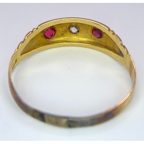 587 - AN ANTIQUE 18K YELLOW GOLD DIAMOND & RUBY TRILOGY RING, WITH OLD CUT DIAMOND CENTRE, WEIGHT 2.1G SIZ... 