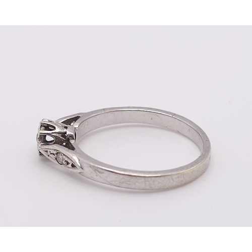 601 - 9K WHITE GOLD DIAMOND RING, WEIGHT 2.4G SIZE M