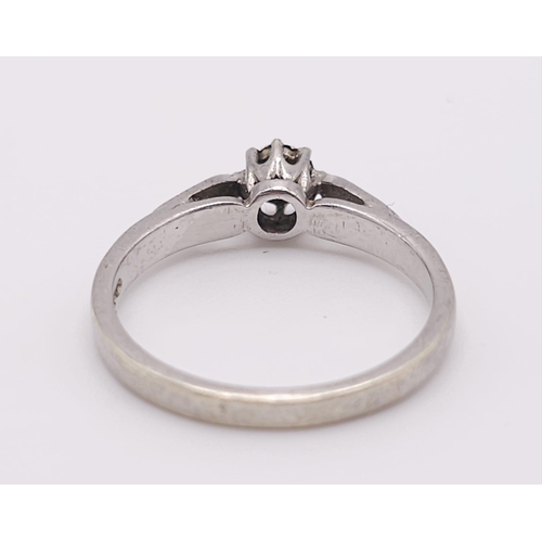 601 - 9K WHITE GOLD DIAMOND RING, WEIGHT 2.4G SIZE M