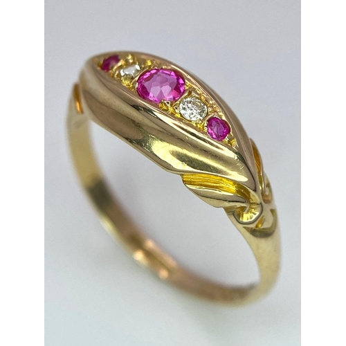 657 - AN ANTIQUE 18K YELLOW GOLD DIAMOND & RUBY RING, WEIGHT 2.3G SIZE P