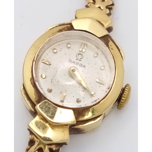 778 - A Vintage Omega 18K Gold Ladies Watch. 18k gold bracelet and case - 17mm. Patinaed dial. Mechanical ... 