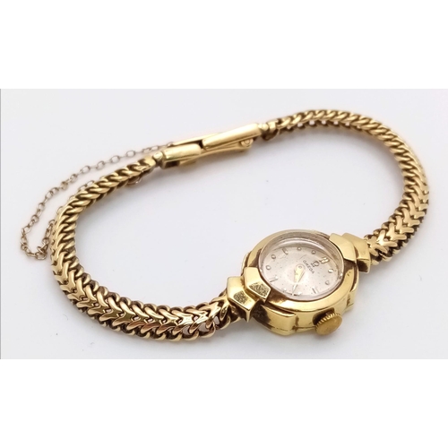 778 - A Vintage Omega 18K Gold Ladies Watch. 18k gold bracelet and case - 17mm. Patinaed dial. Mechanical ... 