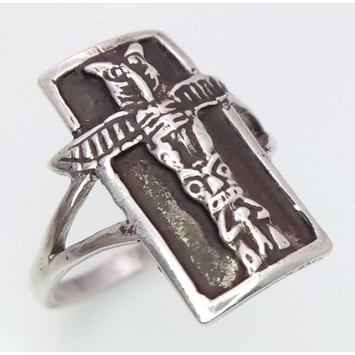 809 - A Vintage Silver Totem Pole Detailed Native American/ Ethnic Ring Size Q. The Crown Measures 2.1cm L... 