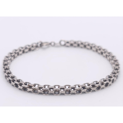 906 - A vintage 925 silver interlock link bracelet. Total weight 7.85G. Total length 17.5cm.