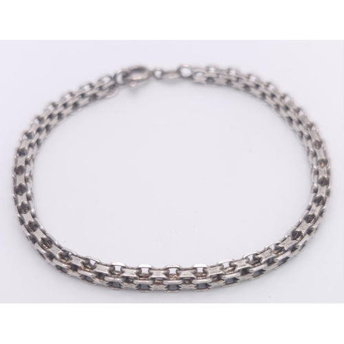 906 - A vintage 925 silver interlock link bracelet. Total weight 7.85G. Total length 17.5cm.