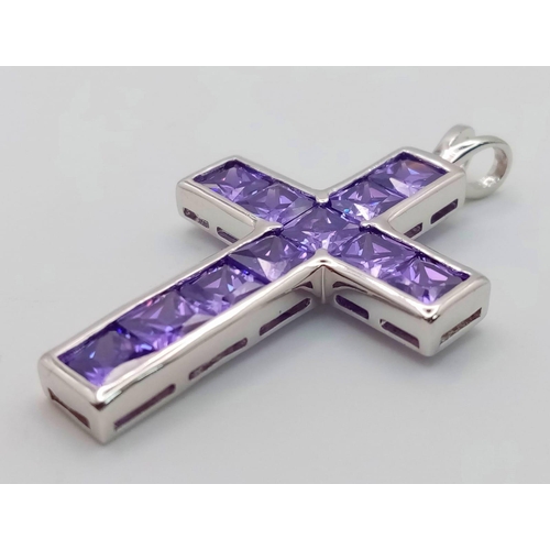 1013 - AN ATTRACTIVE LARGE STERLING SILVER PURPLE STONE SET CROSS PENDANT, WEIGHT 8G