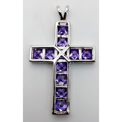 1013 - AN ATTRACTIVE LARGE STERLING SILVER PURPLE STONE SET CROSS PENDANT, WEIGHT 8G