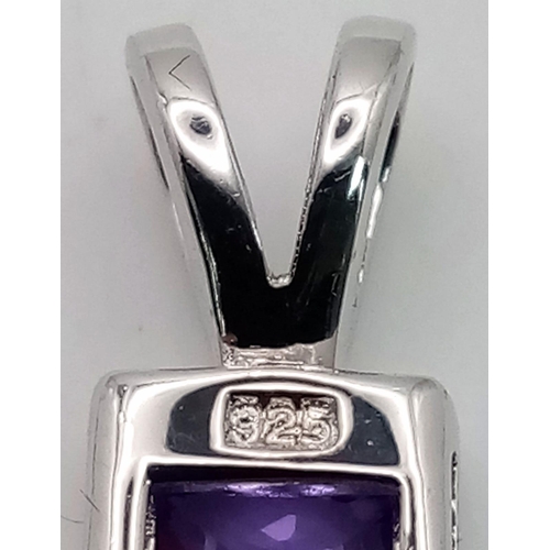 1013 - AN ATTRACTIVE LARGE STERLING SILVER PURPLE STONE SET CROSS PENDANT, WEIGHT 8G