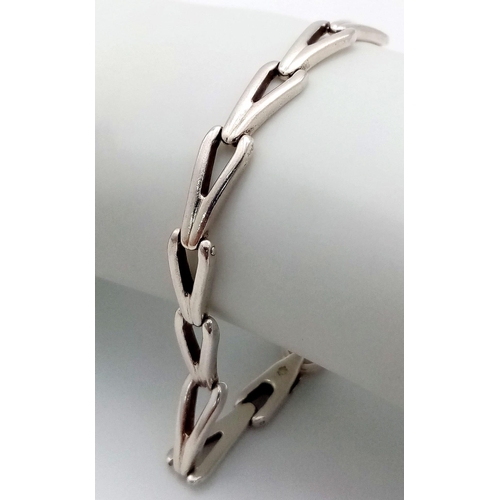 1025 - A stylish 925 silver arrow link bracelet. Total weight 18.4G. Total length 18.5cm.