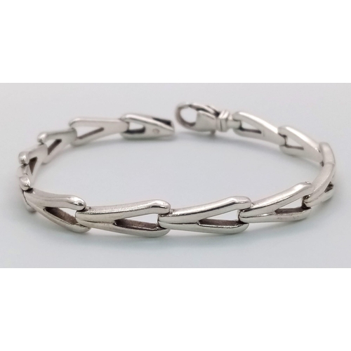 1025 - A stylish 925 silver arrow link bracelet. Total weight 18.4G. Total length 18.5cm.