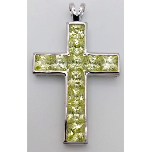 1091 - A LARGE ATTRACTIVE STERLING SILVER LIME GREEN STONE SET CROSS PENDANT, WEIGHT 7.8G