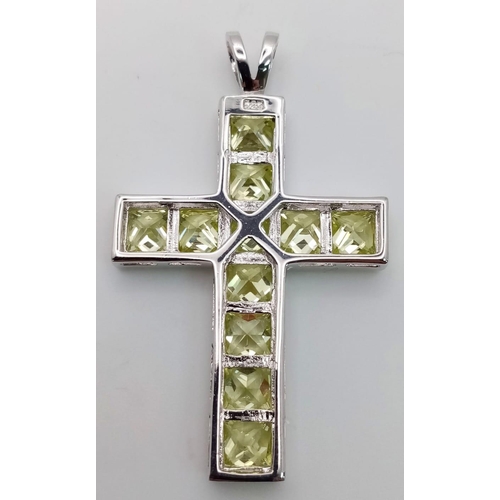 1091 - A LARGE ATTRACTIVE STERLING SILVER LIME GREEN STONE SET CROSS PENDANT, WEIGHT 7.8G