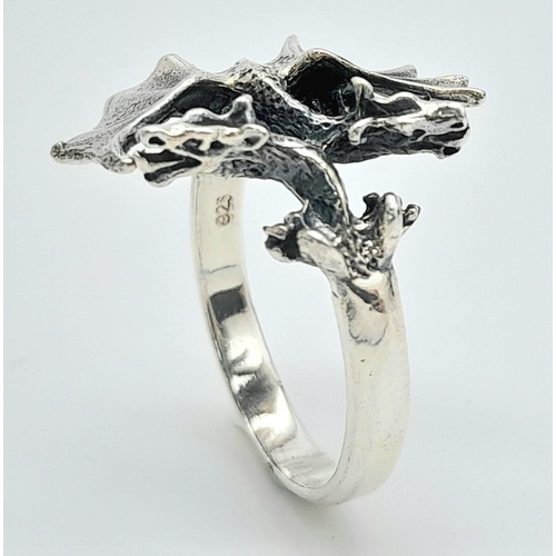 655 - A Vintage Sterling Silver Dragon Detail Ring Size T. The Crown is detailed with a Dragon with outspr... 