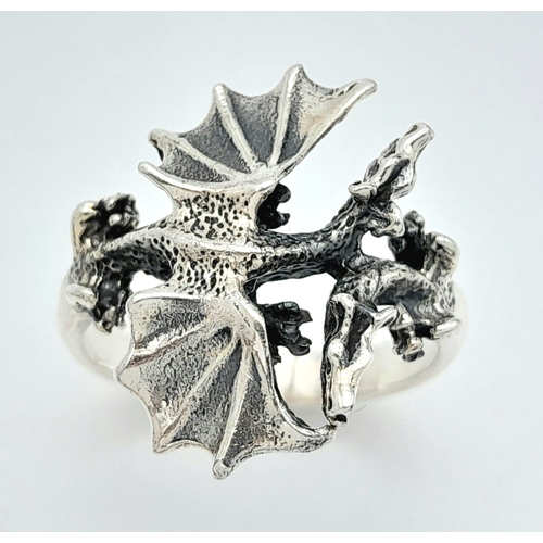 655 - A Vintage Sterling Silver Dragon Detail Ring Size T. The Crown is detailed with a Dragon with outspr... 