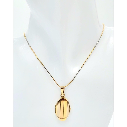 697 - An 18 K tri-coloured gold locket with an 18 K gold chain, locket dimensions: 24 x 16 x 4 mm, chain l... 