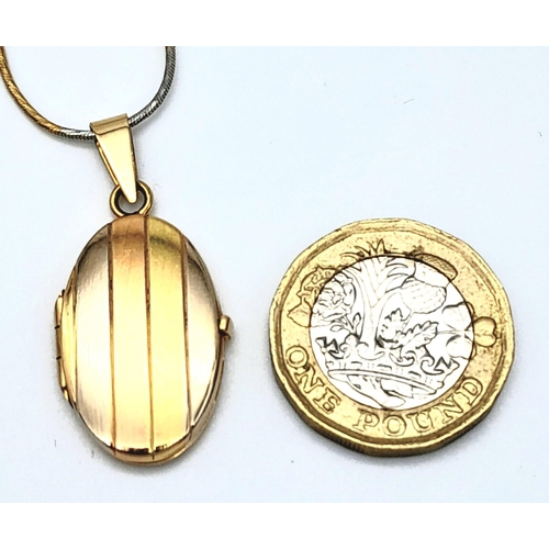 697 - An 18 K tri-coloured gold locket with an 18 K gold chain, locket dimensions: 24 x 16 x 4 mm, chain l... 