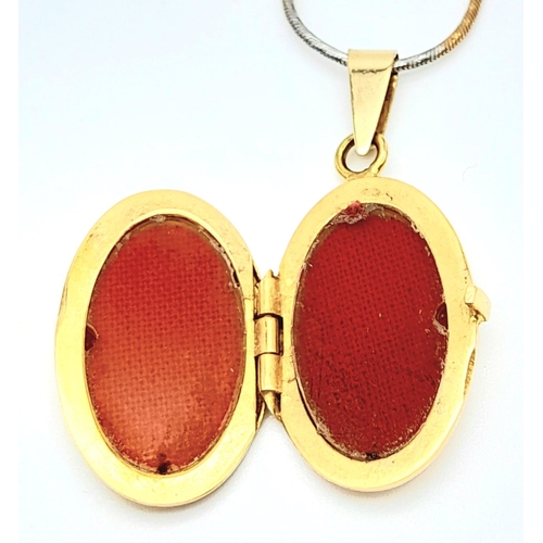 697 - An 18 K tri-coloured gold locket with an 18 K gold chain, locket dimensions: 24 x 16 x 4 mm, chain l... 