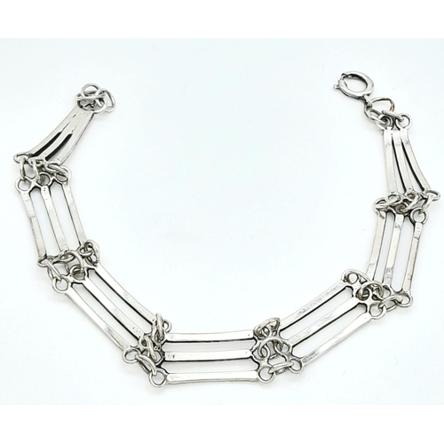 813 - A sterling silver gate link bracelet. Total weight 12.6G. Total length 21cm.