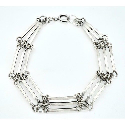 813 - A sterling silver gate link bracelet. Total weight 12.6G. Total length 21cm.