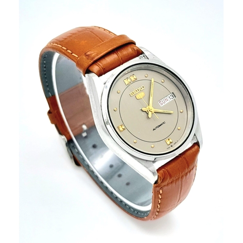 957 - A Vintage Seiko 5 Automatic Gents Watch. Brown leather strap. Stainless steel case - 36mm. Dark grey... 