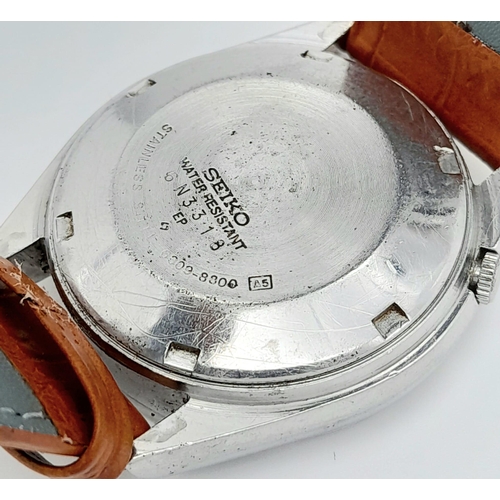 957 - A Vintage Seiko 5 Automatic Gents Watch. Brown leather strap. Stainless steel case - 36mm. Dark grey... 