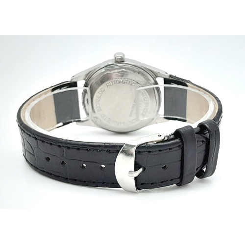 971 - A Vintage Genicko Gents Mechanical Watch. Black leather strap. Stainless steel case - 36mm. Black di... 