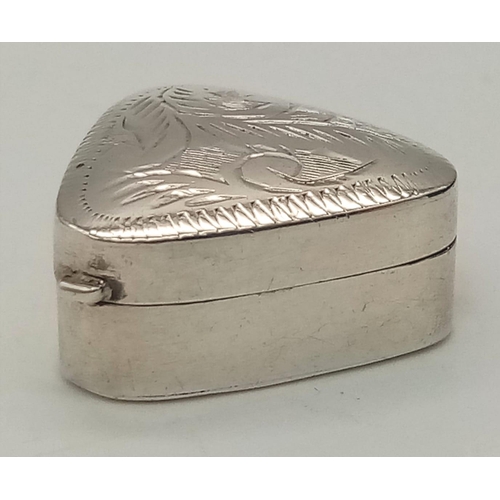 1029 - A TRIANGULAR STERLING SILVER TRINKLET BOX/PILL BOX, NICELY ENGRAVED ON TOP, WEIGHT 7.1G