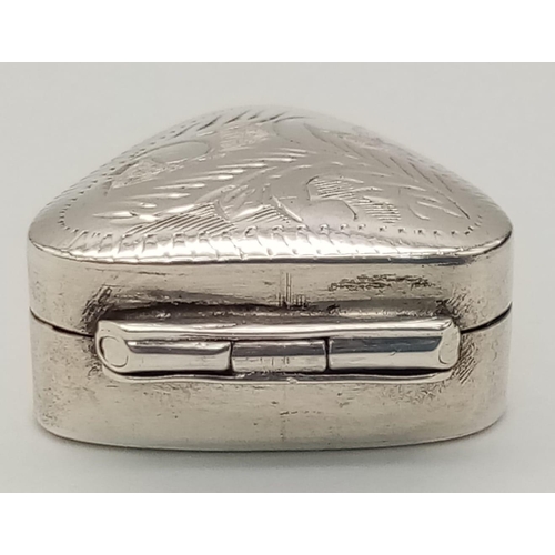 1029 - A TRIANGULAR STERLING SILVER TRINKLET BOX/PILL BOX, NICELY ENGRAVED ON TOP, WEIGHT 7.1G