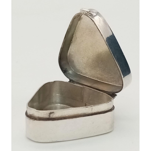 1029 - A TRIANGULAR STERLING SILVER TRINKLET BOX/PILL BOX, NICELY ENGRAVED ON TOP, WEIGHT 7.1G