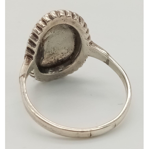 1092 - A VINTAGE STERLING SILVER MARQUISITE SET RING, WEIGHT 5G SIZE T