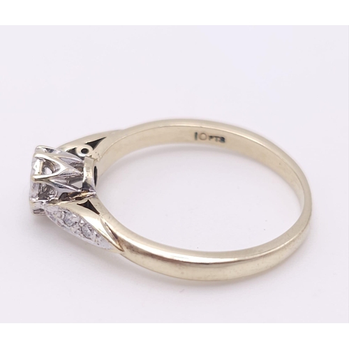 699 - 9K YELLOW GOLD SOLITAIRE DIAMOND RING, WITH FURTHER DECORATING DIAMONDS ON SHOULDERS, WEIGHT 2.2G SI... 